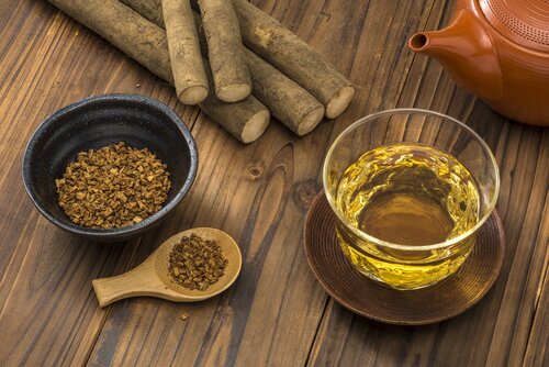 Burdock,tea|A,dish,made,by,slicing,pickled,burdock,called,burdock|articumlappa,or,burdock,plant,growing,in,a,field.